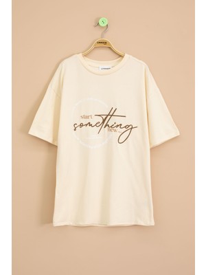 Krem Yazı Nakışlı Sırtı Baskılı Erkek Çocuk Bisiklet Yaka Tişört 20898