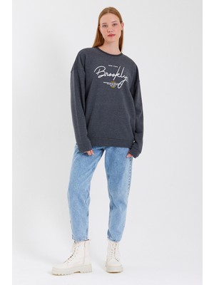 Süperlife Kadın Bisiklet Yaka Regular Fit El Yazılı Brooklyn Ince Sweatshirt SPR23SWK331