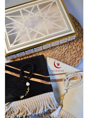 Çiftlere Özel Kalpli Kadife Eş Seccade ve Vav Detaylı Inci Tesbih Seti – Hediye Kutulu, Çeyizlik