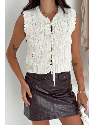 Kadın Ponponlu Bağlamalı Triko Süveter – Dokulu & Romantik Stil