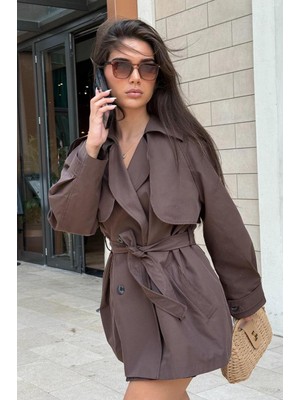 Madmext Kahverengi Kadın Düğmeli Kruvaze Yaka Kısa Trençkot MG2509 Uzun Kol Düz Desenli