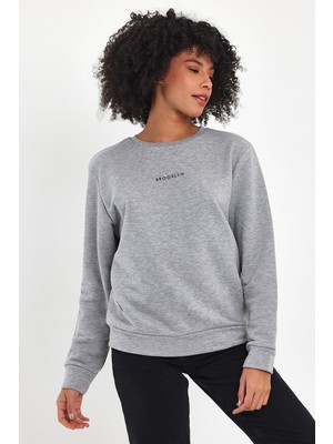 Kadın Bisiklet Yaka Rahat Kalıp 3 Iplik Kalın Orta Brooklyn Nakışlı Sweatshirt SPR24SWK34
