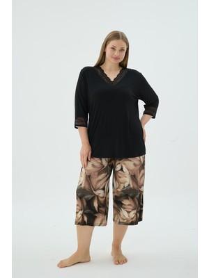Kadın Büyük Beden Dantel Detaylı V Yaka Yarım Kol Dantel Detaylı Siyah Üst Capri Pijama Takımı C8T0N371