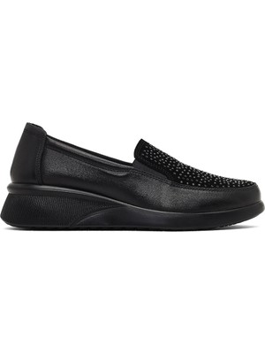 Kadın Siyah Taş Detaylı Dolgu Topuklu Deri Comfort Ayakkabı 25AFD501114