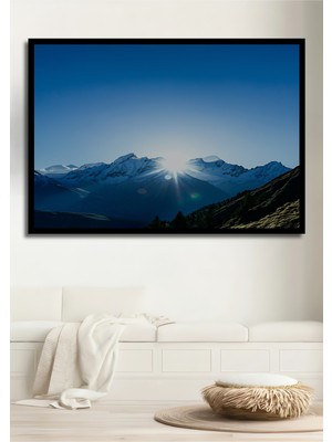 Çerçeve Görünümlü Güneşin Altında Yükselen Karlı Dağlar Yağlı Boya Görünümlü Ahşap Ofis Tablo