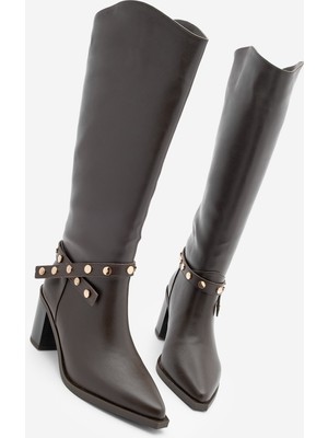 Marjin Kadın Sivri Burun Fermuarsız Çıkarılabilen Tokalı Troklu Zımbalı Topuklu Çizme Fuslep Kahve