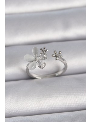 Pirinç Gümüş Renk Ayarlanabilir Zirkon Taşlı Beyaz Mineli Yaprak Model Kadın Yüzük