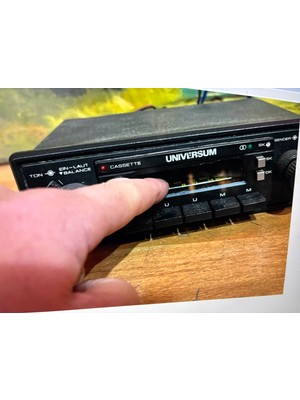 Universum Antika Araba Radyosu ve Teybi Çalışır Durumda 18 cm 17,5 cm 5,5 cm Ölçülerinde