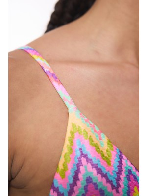 Zigzag Desenli Üçgen Bikini Üstü