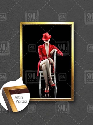 Kırmızı Ceket Elbiseli ve Fötr Şapkalı Kadın Kırmızı Ayakkabı Çerçeveli Dikey Kanvas Tablo