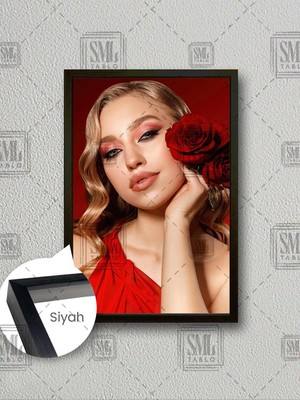 Kırmızı Gül Tutan Makyajlı Sarı Saçlı Kadın Güzellik Merkezi Çerçeveli Dikey Kanvas Tablo