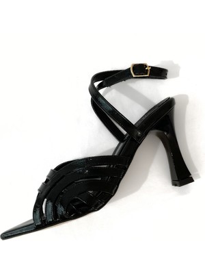 Ronel Parlak Deri Siyah Bant Detaylı Topuklu Ayakkabı