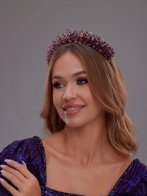 Kristal Taşlı Gelin Tacı – Zarif ve Işıltılı Tasarım