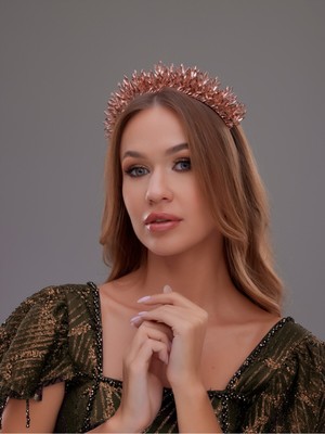 Kristal Taşlı Gelin Tacı – Zarif ve Işıltılı Tasarım