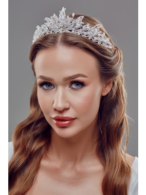 Kristal Taşlı Gümüş Gelin Tacı – Işıltılı ve Asil Tasarım