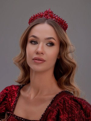 Parlak Kristal Gelin Tacı – Özel Renk Seçenekleriyle Metal Prenses Taç | El Yapımı Aksesuar