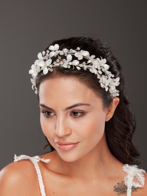 Inci ve Kristal Çiçek Detaylı Gelin Taç – Beyaz Işıltılı El Yapımı Saç Aksesuarı