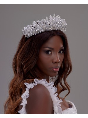 Kristal Çiçek Desenli Gelin Tacı – Gümüş Işıltılı Zarif Tasarım