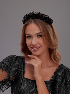 Kristal Taşlı Gelin Tacı – Zarif ve Işıltılı Tasarım