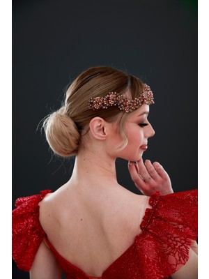 Kristal Çiçek Detaylı Gelin Aksesuarı – Zarif ve Işıltılı Tasarım Tacı, Toka