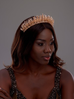 Kristal Taşlı Gelin Tacı – Zarif ve Işıltılı Tasarım