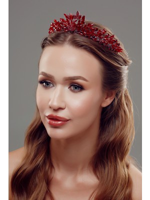 Inci ve Kristal Taşlı Gelin Tacı – Işıltılı ve Zarif Tasarım