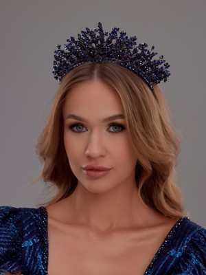Kristal Taşlı Taç – Işıltılı ve Zarif Davet Aksesuarı