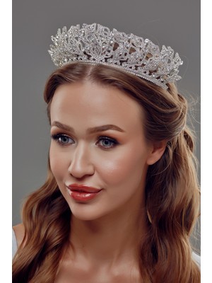 Taş Işlemeli Kristal Gelin Tacı – Zarif ve Gösterişli Tasarım
