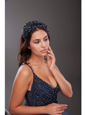Kristal ve Boncuk Işlemeli Gelin Tacı – Işıltılı ve Zarif Saç Aksesuarı