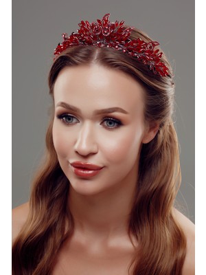 Kristal Taşlı Gümüş Gelin Tacı – Işıltılı ve Asil Tasarım