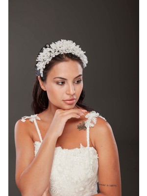 Kristal ve Boncuk Işlemeli Gelin Tacı – Işıltılı ve Zarif Saç Aksesuarı
