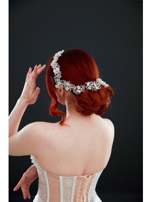 Kristal Çiçek Detaylı Gelin Aksesuarı – Zarif ve Işıltılı Tasarım Tacı, Toka