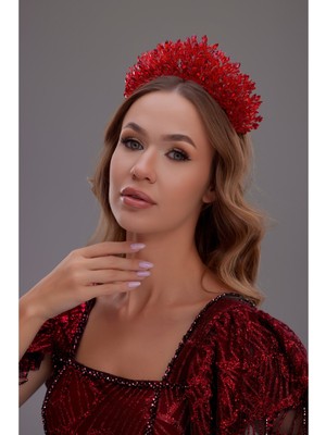 Kristal Çiçek Desenli Gelin Tacı – Gümüş Işıltılı Zarif Tasarım