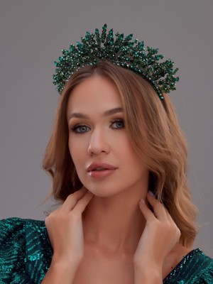 Kristal Taşlı Taç – Işıltılı ve Zarif Davet Aksesuarı