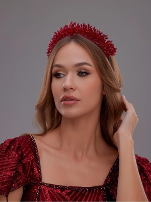 Kristal Taşlı Gelin Tacı – Zarif ve Işıltılı Tasarım