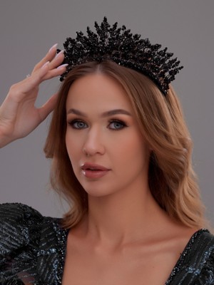 Kristal Taşlı Taç – Işıltılı ve Zarif Davet Aksesuarı