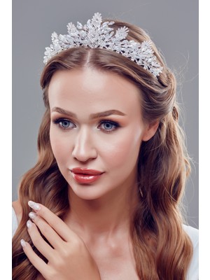 Kristal Çiçek Detaylı Gelin Tacı – Zarif ve Işıltılı Tasarım