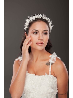 Kristal ve Çiçek Detaylı Gelin Tacı – Işıltılı ve Zarif Saç Aksesuarı