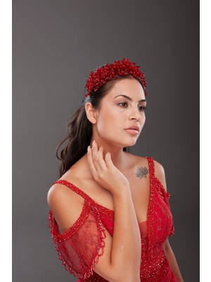 Kristal ve Boncuk Işlemeli Gelin Tacı – Işıltılı ve Zarif Saç Aksesuarı