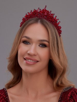 Kristal Taşlı Gelin Tacı – Işıltılı ve Gösterişli Saç Aksesuarı