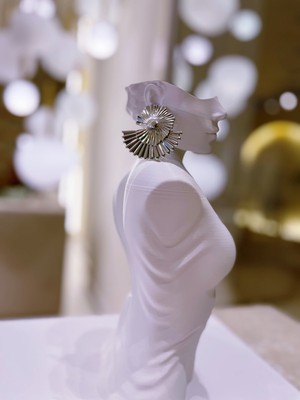 Kadın Gümüş Renk Fırfır Form Metal Küpe – Işıltılı Modern Tasarım 1 Çift