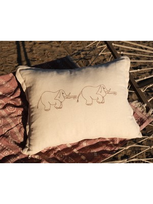 Bohem Fil Nakışlı Keten Kırlent Kılıfı