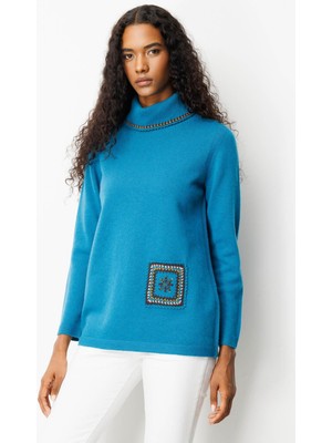 Kadın Degaje Yaka Cebi ve Yakası Tığlamalı Yün Kazak A.petrol