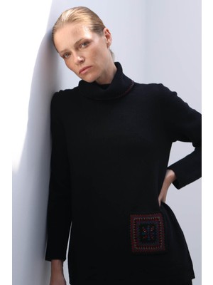 Kadın Degaje Yaka Cebi ve Yakası Tığlamalı Yün Kazak Siyah