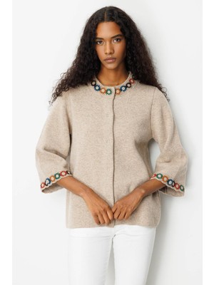 Kadın Yakası ve Kol Ağzı Tığlamalı Kısa Yün Ceket K.bej