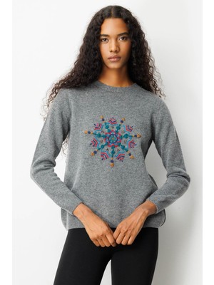 Kadın Sıfır Yaka Kartanesi Işlemeli Yün Kazak Füme