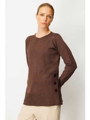 Kadın Sıfır Yaka Dikişsiz Yanları Düğmeli Simli Kazak Kahve