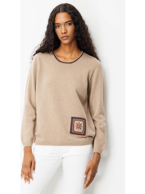 Kadın Sıfır Yaka Cebi ve Yakası Tığlamalı Yün Kazak Bej