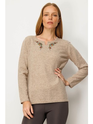 Kadın Sıfır Yaka Yaka Kenarı Işlemeli Yün Bluz K.bej
