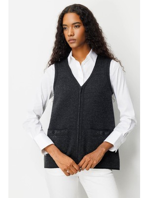 Kadın V Yaka Cebi Nakış Işlemeli Yün Yelek Siyah